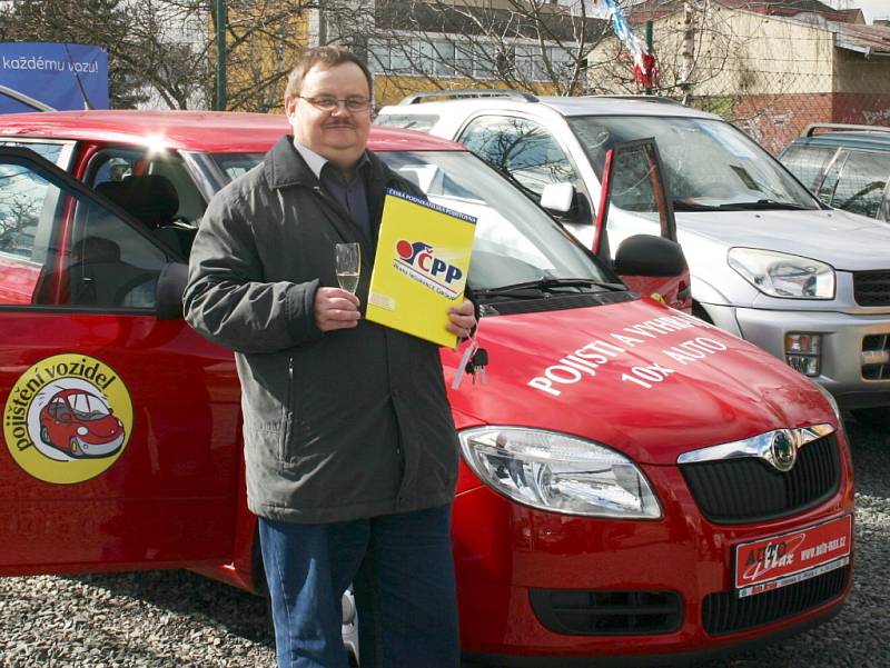 Radoslav Jirásek z Hustopečí se v pátek třináctého února dozvěděl, že vyhrál automobil. A opět v pátek třináctého, ale tentokrát v březnu, si jej převzal.