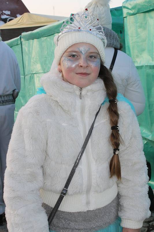 Hustopečské náměstí opět ožilo soutěžním kláním o nejlepší punč. Cenu si odneslo Ledové království.