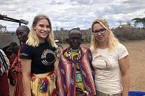 Jana Svojáková ze společnosti Top Optik vycestovala spolu s dcerou s pastorem Karlem Fridrichem pomáhat do africké Tanzánie.