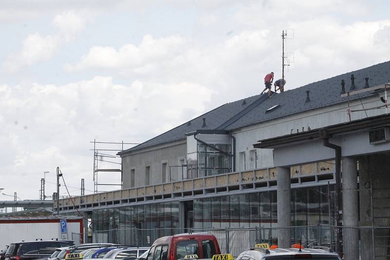 Průběh oprav břeclavského nádraží - snímek z loňského července.