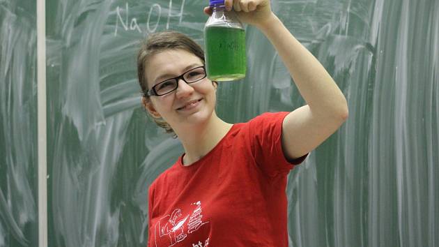 Do hustopečského gymnázia zavítali studenti vysoké školy chemicko-technologické z Prahy, kteří si pro gymnazisty připravili zábavnou hodinu chemie.
