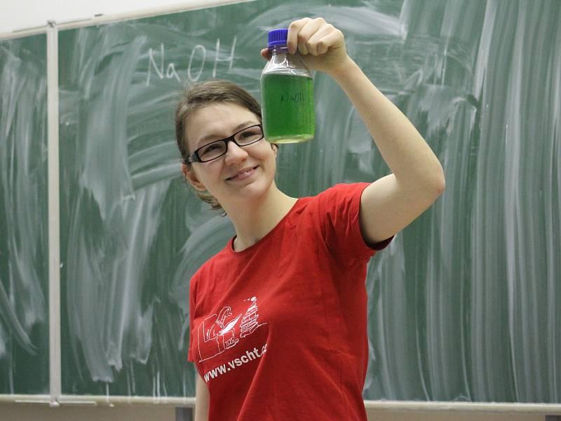 Do hustopečského gymnázia zavítali studenti vysoké školy chemicko-technologické z Prahy, kteří si pro gymnazisty připravili zábavnou hodinu chemie.