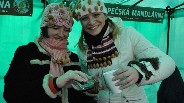 Kateřina Kopová (vpravo), zakladatelka Hustopečské mandlárny.