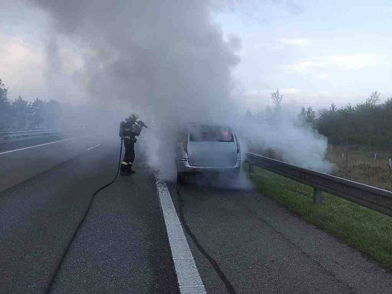 Na dálnici D2 shořelo auto. Škoda je 200 tisíc.