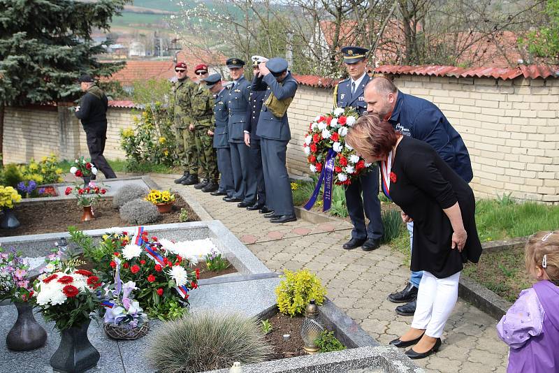 Lidé v Morkůvkách si připomněli 108. výročí narození generála Františka Peřiny