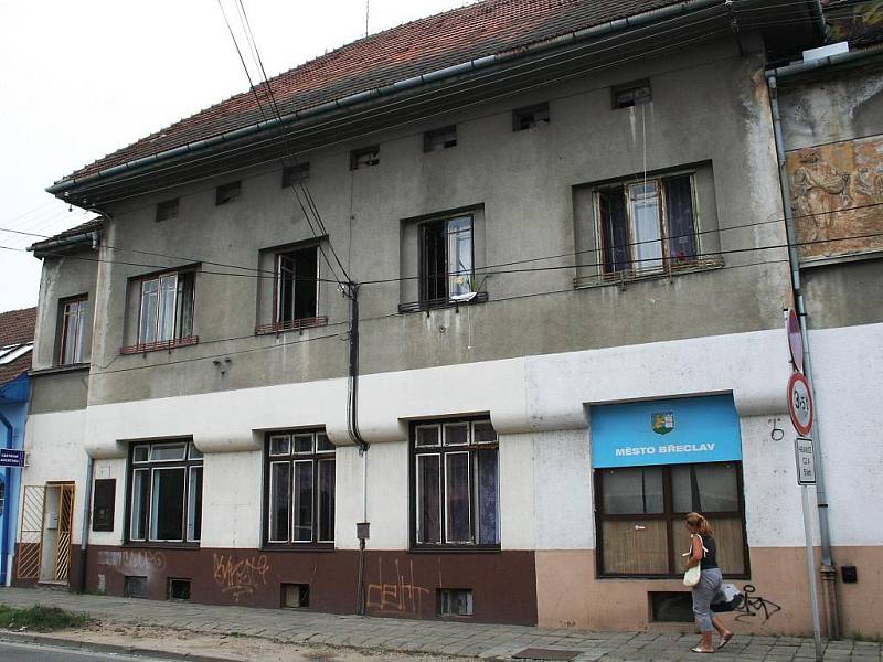 Bývalé sídlo záložny v Poštorné už nepatří městu. Nový majitel se chce s problémovými rodinami dohodnout na tom, aby odešly.