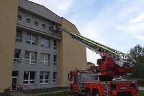 Plné ruce práce měli hasiči v pondělí u základní školy v Mikulově. Do bezpečí pomohli rorýsovi.