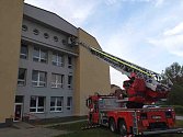 Plné ruce práce měli hasiči v pondělí u základní školy v Mikulově. Do bezpečí pomohli rorýsovi.