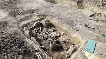 Při modernizaci železniční trati u Šakvic na Břeclavsku objevili i hrob ze starší doby bronzové.