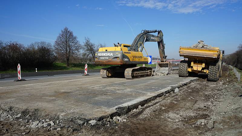 Odstraňování původního cementobetonového krytu na dálnici D2 u Hustopečí.