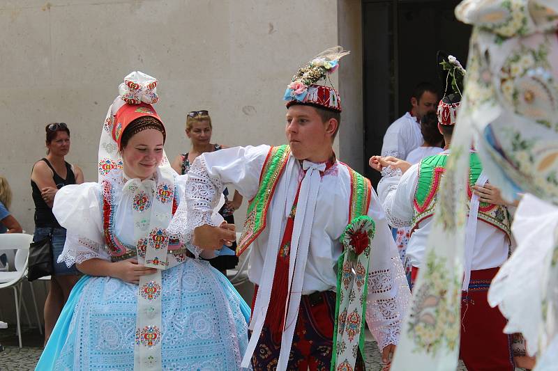 Mikulov ovládly hody. V krojích šly i děti.