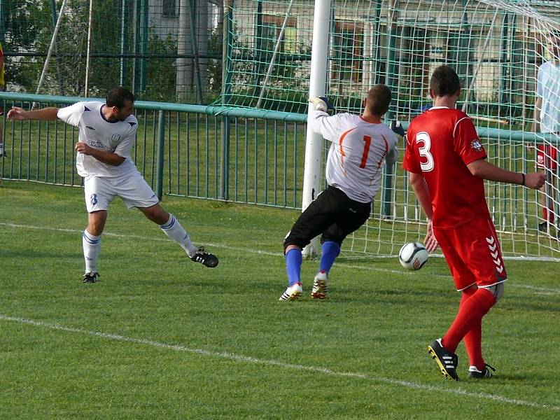 Břeclavští fotbalisté rozdrtili Vyškov 10:2.