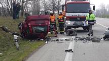 Dvě osobní auta se ve středu 13. března odpoledne čelně střetla na frekventované silnici I/55 nedaleko Hrušek. Zatímco Ford Mondeo zůstal na silnici, Fiat Panda ležel po srážce vedle cesty na střeše. 