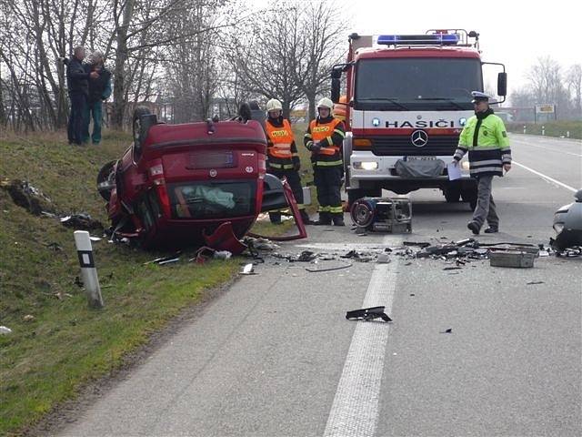 Dvě osobní auta se ve středu 13. března odpoledne čelně střetla na frekventované silnici I/55 nedaleko Hrušek. Zatímco Ford Mondeo zůstal na silnici, Fiat Panda ležel po srážce vedle cesty na střeše. 