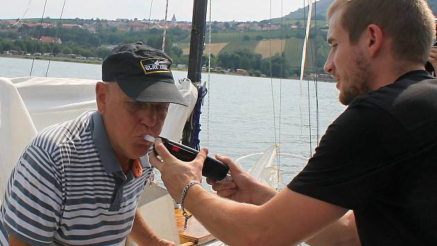 Policisté na novomlýnské nádrži u Pavlova na Břeclavsku kontrolovali plavidla na hladině. Nechyběl test na alkohol.