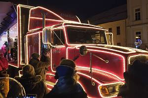 V předvánoční pondělí večer se v centru Hustopečí zastavil vánoční kamion.