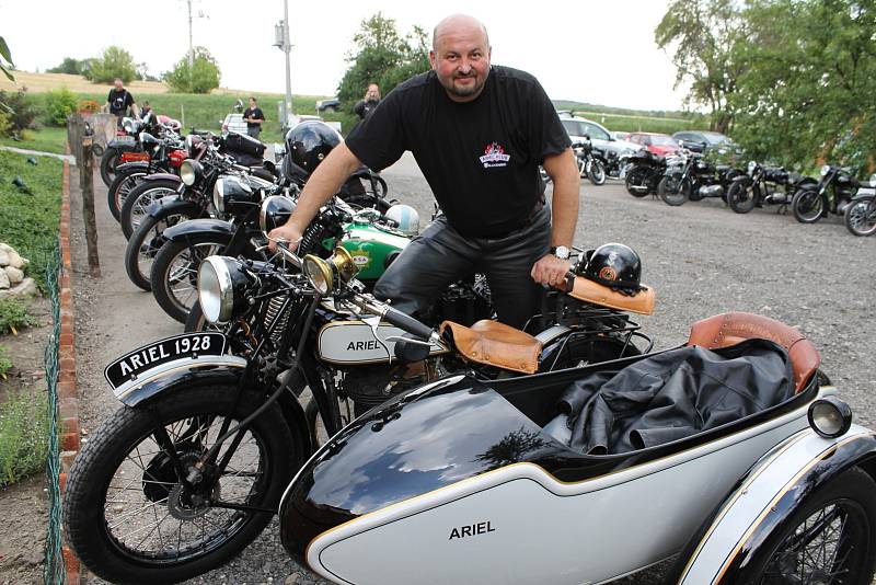 Asi šedesátka motorkářů na strojích anglických značek křižovala v pátek Břeclavskem. Na cestu se vydala i nejstarší "mašina" z roku 1916. Po poledni se účastníci jízdy zastavili v Penzionu Mlýn u Sedlece.