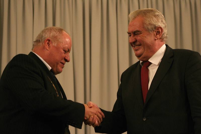 Při návštěvě jižní Moravy se prezident Miloš Zeman zastavil i v Lednici. Ve velkém sále nově opravených jízdáren v úterý diskutoval s lidmi. Mezi několika stovkami příchozích se našlo jen několik málo odpůrců Zemana s červenými kartami v rukou.