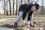 Dobrovolníci v sobotu uklízeli příměstskou krajinu v Břeclavi. Sešly se jich desítky. Na málo práce si lidé stěžovat nemohli. V přírodě našli bezpočet odhozených PET lahví, velkou pneumatiku a další odpadky.