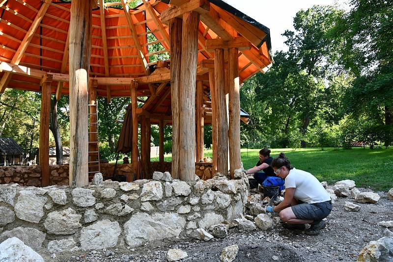 V archeoparku MAMUZ v dolnorakouském Asparn an der Zaya vyrůstá raně středověká replika velkomoravského kostela. Jeho základy objevili archeologové na Pohansku u Břeclavi.