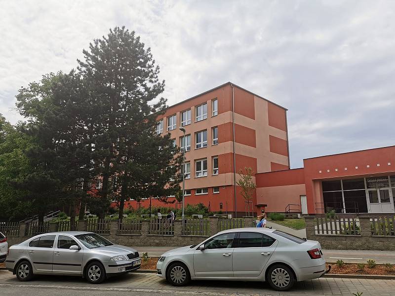 Policisté v pátek zasahovali v budově Střední odborné školy a středního odborného učiliště v Hustopečích. V sousedství se nachází další škola - a to Základní škola Komenského (na snímku).
