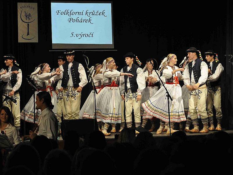 Folklorní Pohárek slavil v Týnci výročí.