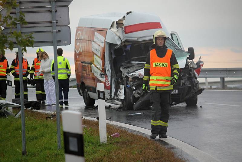 Při tragické nehodě kamionu a dodávky na sjezdu z dálnice D2 u Břeclavi zemřel muž.