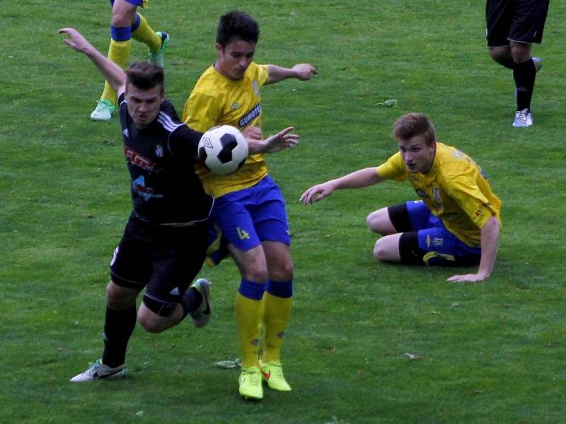 Břeclavští gfotbalisté (ve žlutém) remizovali doma s HFK Olomouc 1:1. 