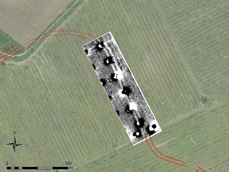 Archeologickým výzkumem prozkoumaná linie dvojitého římského příkopu na Hradisku u Mušova (červená linie) doplněná o úsek, v němž byl průběh opevnění sledován geofyzikálním měřením.