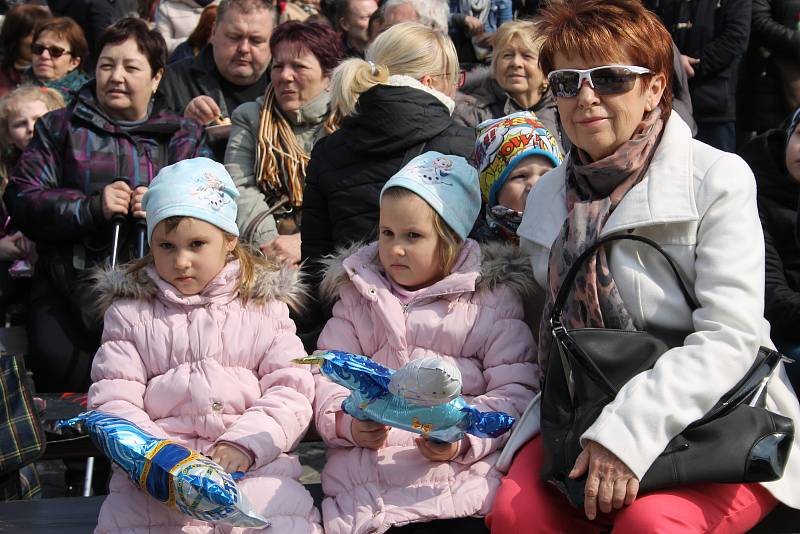 Hustopeče ožily Slavnostmi mandloní a vína. Tisíce lidí přilákalo jídlo s mandlemi na různé variace, nabídka vín, mandlovice i mandlového piva. Nechyběly ani kapely a také soutěž o největšího jedlíka.