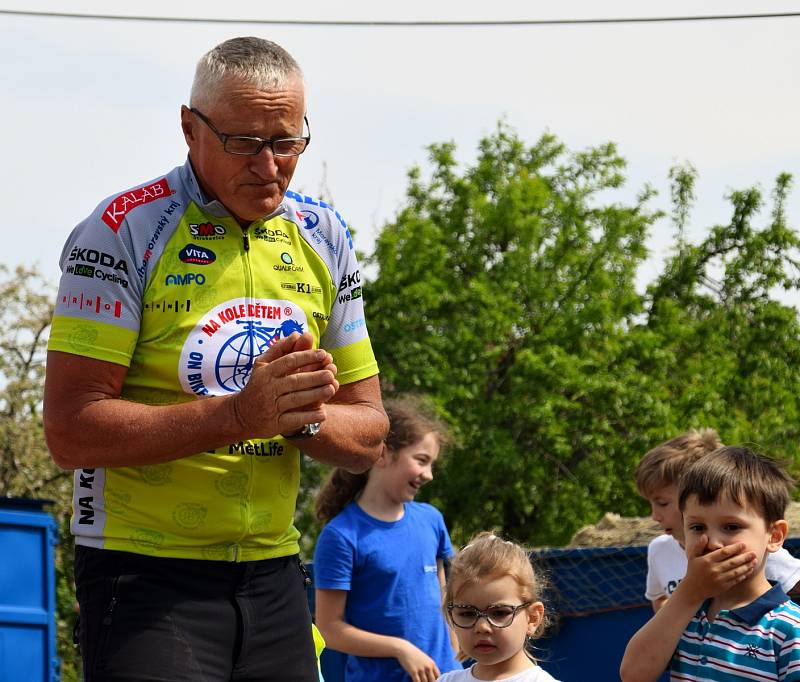 Cyklista Josef Zimovčák dorazil mezi vrbické děti. Svezl je na vysokém kole a představil třináctý ročník charitativního projektu Na kole dětem. Několikadenní závod na podporu malých onkologicky nemocných pacientů v červnu zakončí právě ve Vrbici.