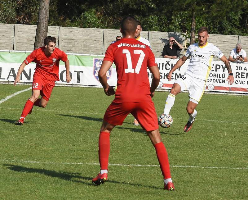 Fotbalisté Lanžhota (v červených dresech) podlehli prvoligovému Zlínu 0:2.