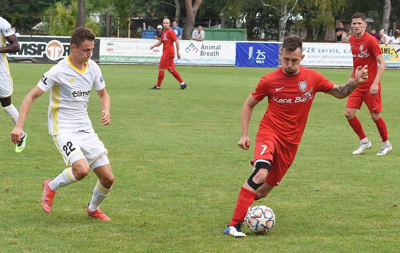 Fotbalisté Lanžhota (v červených dresech) podlehli prvoligovému Zlínu 0:2.