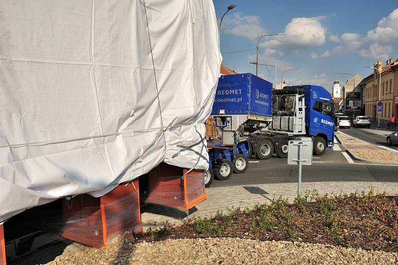 Obří transport míří z Třebíče do Hodonína k slovenským hranicím. Jede až do Velké Británie. Na snímku průjezd přes Pohořelice na Brněnsku.