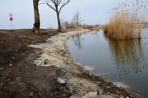 Rakvičtí dokončili zpevnění břehu tamního rybníka Šutráku.