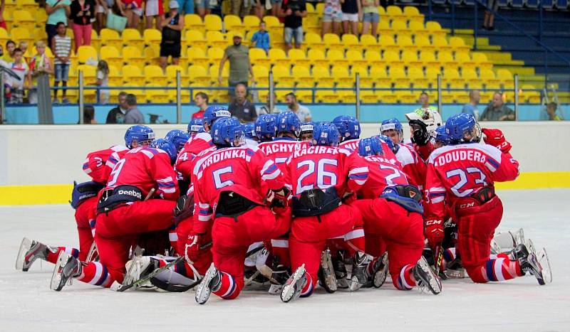 Česká osmnáctka (v červeném) se Švýcary ani jednou neprohrávala. Bude bojovat o semifinále. 