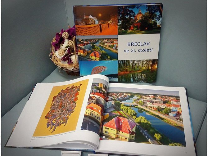 Břeclavští si mohou koupit v turistickém informačním centru novou knihu s názvem Břeclav ve 21. století. Tvoří jí především fotografie z různých částí města.
