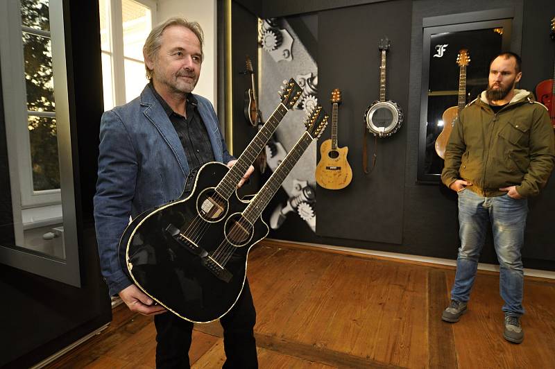 Z ilegální garáže až na americký trh vybudoval firmu na výrobu kytar František Furch z Velkých Němčic. Na snímku s kytarou, kterou vyrobil pro kapelu Scorpions.