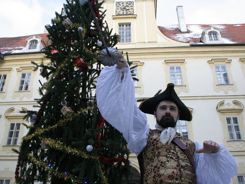 Kastelán valtického zámku zpřístupnil sály a komnaty, jako kdyby byla turistická sezona. Kromě toho se na nádvoří objevily stánky se zabijačkovými specialitami, punčem a nechyběl ani vánoční strom či šermířské představení.