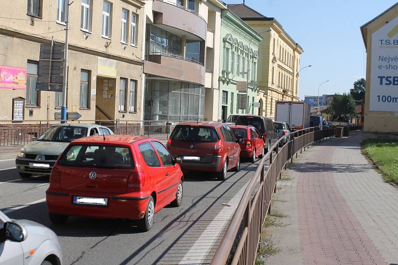 Uzavírka ulic Sovadinova a Na Zahradách způsobuje v centru města dopravní problémy.