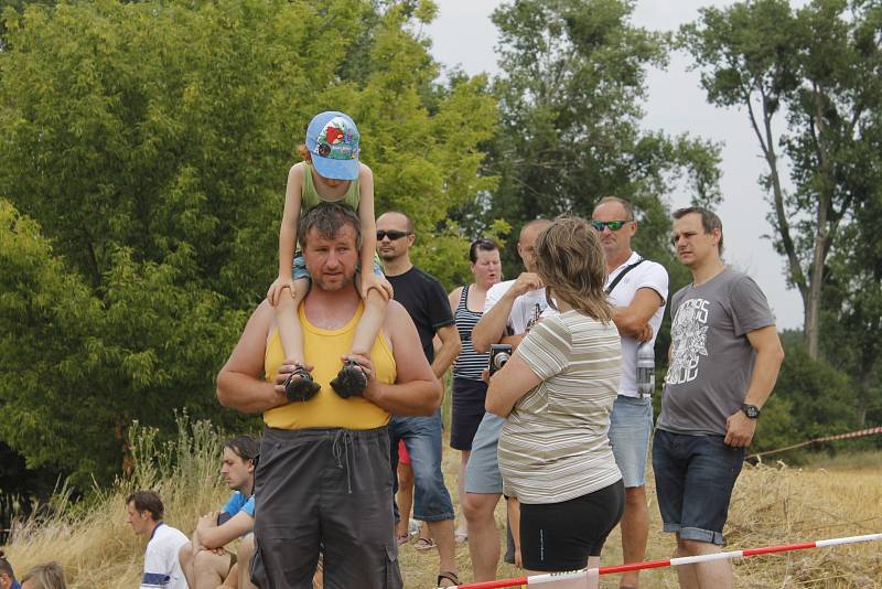 Podivín hostil závody traktorů. 