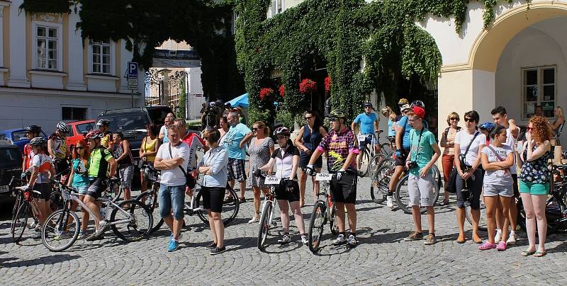 Z mikulovského Náměstí odstartovaly v sobotu do česko-rakouského pohraničí stovky bikerů v rámci závodu Pálavský krpál. 