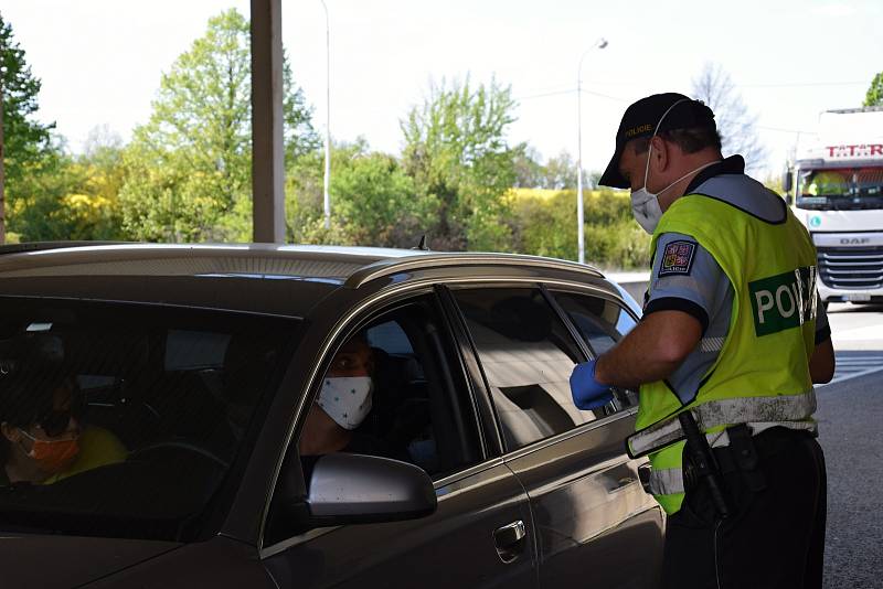 Mikulovský hraniční přechod využilo první den možnosti vycestovat ze země jen o něco více lidí než dosud. Nejčastěji kvůli práci či návštěvě lékaře.