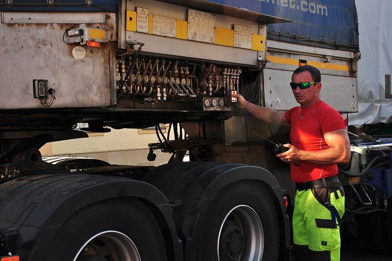 Obří transport míří z Třebíče do Hodonína k slovenským hranicím. Jede až do Velké Británie. Na snímku průjezd přes Pohořelice na Brněnsku.