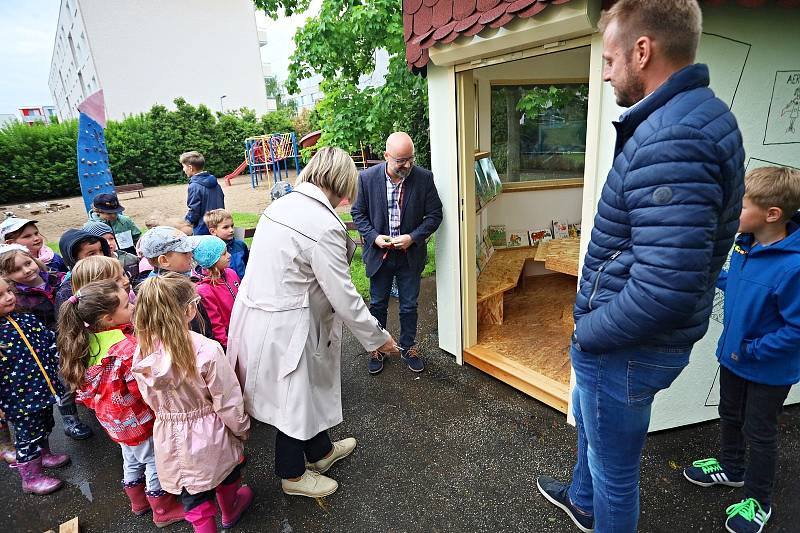 Děti z Mateřské školy Okružní mají novou knihovnu v zahradě.