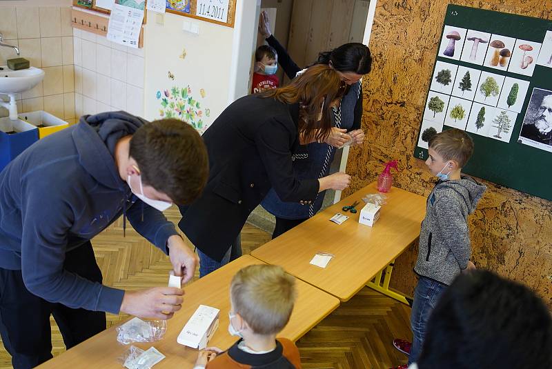 Návrat nejmladších školáků do lavic. V Dolních Věstonicích na Břeclavsku je testovali antigenními testy ze slin, které zakoupila obec. Bylo u toho veselo.