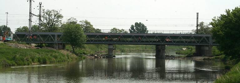 Výměna starého železničního mostu v Břeclavi se chýlí ke konci.