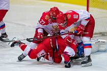Čeští hokejisté (v červeném) do osmnácti let prohráli na Hlinka Gretzky Cupu s Ruskem 3:7 a zahrají si o páté místo.