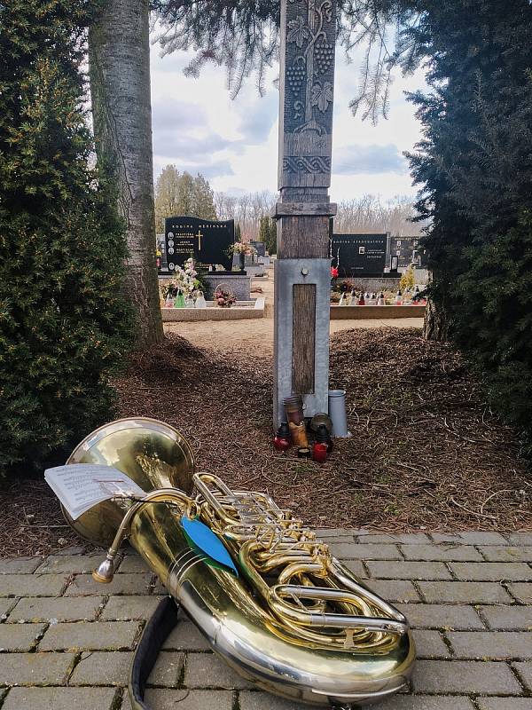 Lidoví muzikanti hrají omezeně na pohřbech i za covidu. Pavel Svoboda z Hustopečí to bere jako důstojné rozloučení se zemřelými.