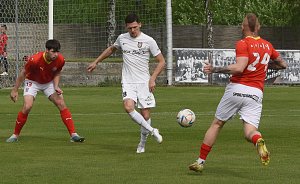 Fotbalisté Lanžhota (v bílém) porazili 2:0 Starou Říši.